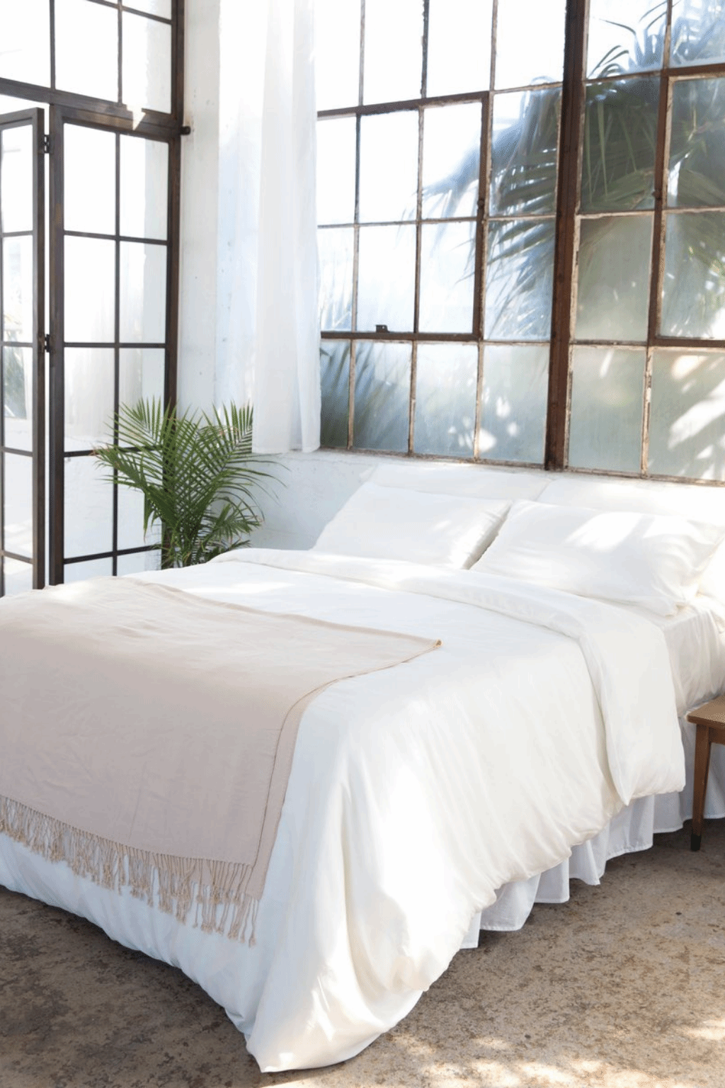 Neatly folded fitted sheet and bedding - Pure Fiber